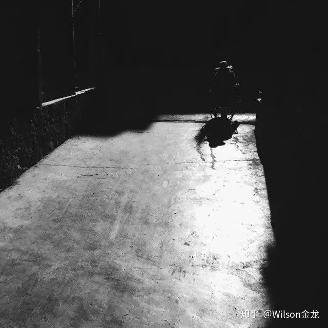 黑白照片变彩色是原来的颜色吗,为什么一点黑白照片就能变成彩色