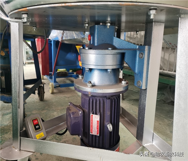 移动养殖场小型搅拌机,养殖场专用干湿饲料搅拌机