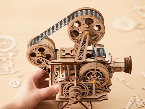 用老式胶片放映机改造投影过程,用木板拼出的老式电影放映机