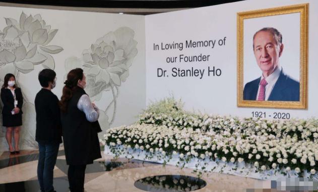 何超仪何鸿燊同台,何超仪最闹腾的视频