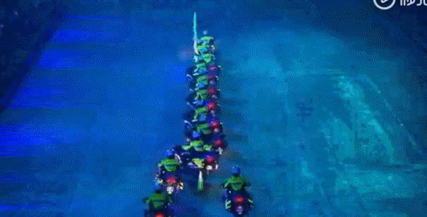 中国特警解救大巴车人质演练,中国特警仅用8秒解救客车人质