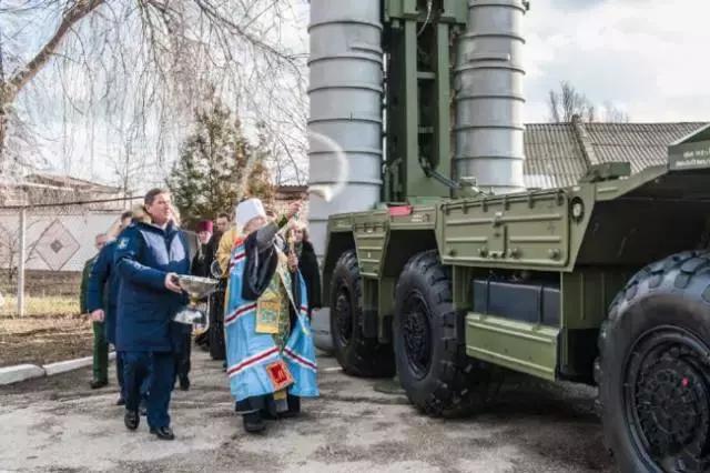 奇葩！5.7米的高粱引村民烧香祭拜，各国军营里迷信有哪些？