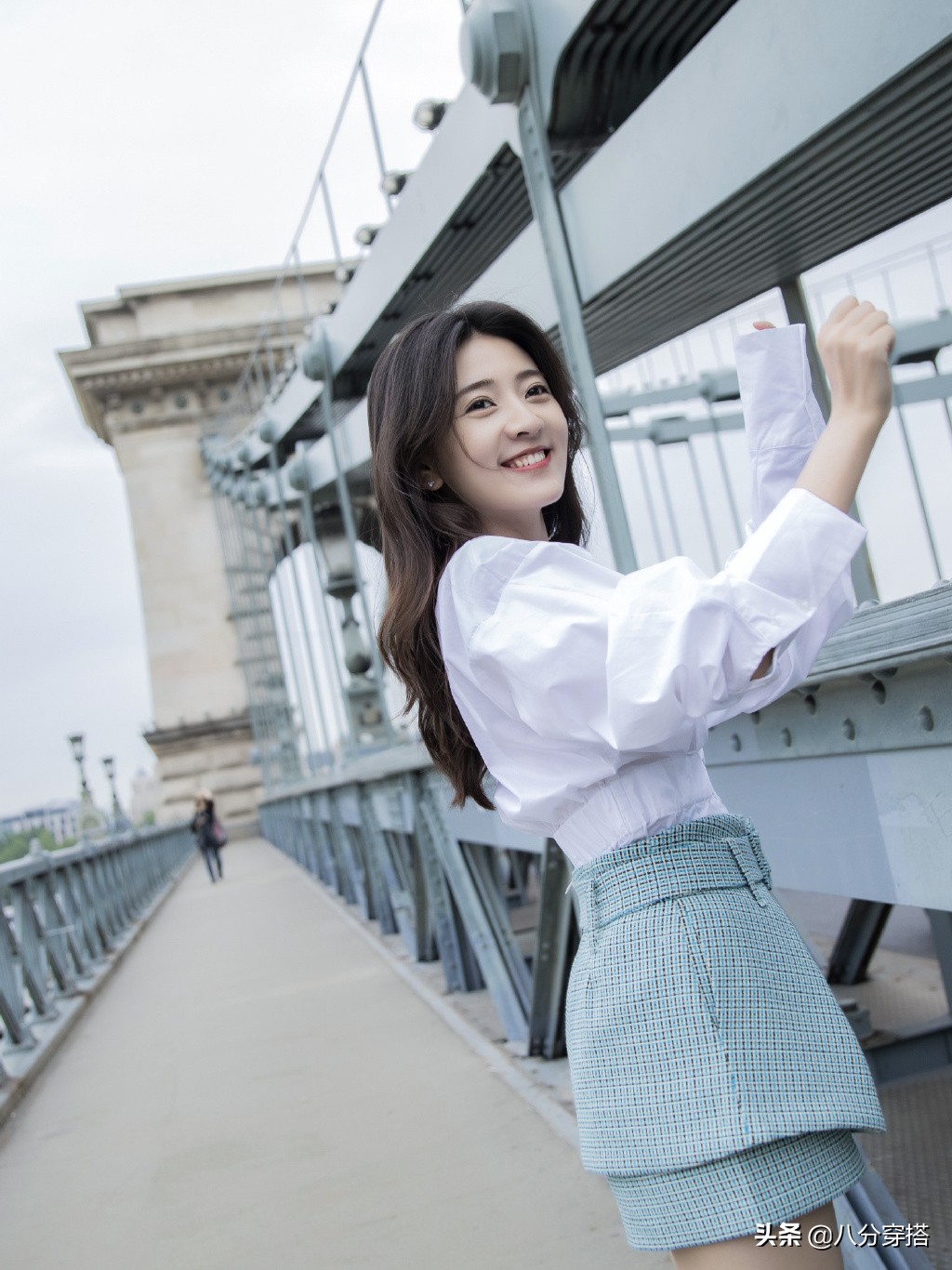 梁洁的穿衣风格,梁洁蓝色吊带裙