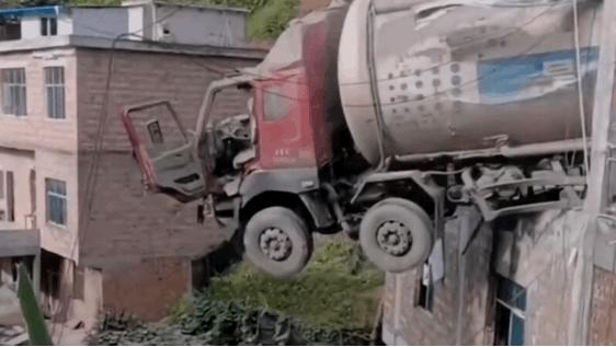 搞笑GIF:女朋友问我是什么，我说是洗衣粉，她怎么把我拉黑了？