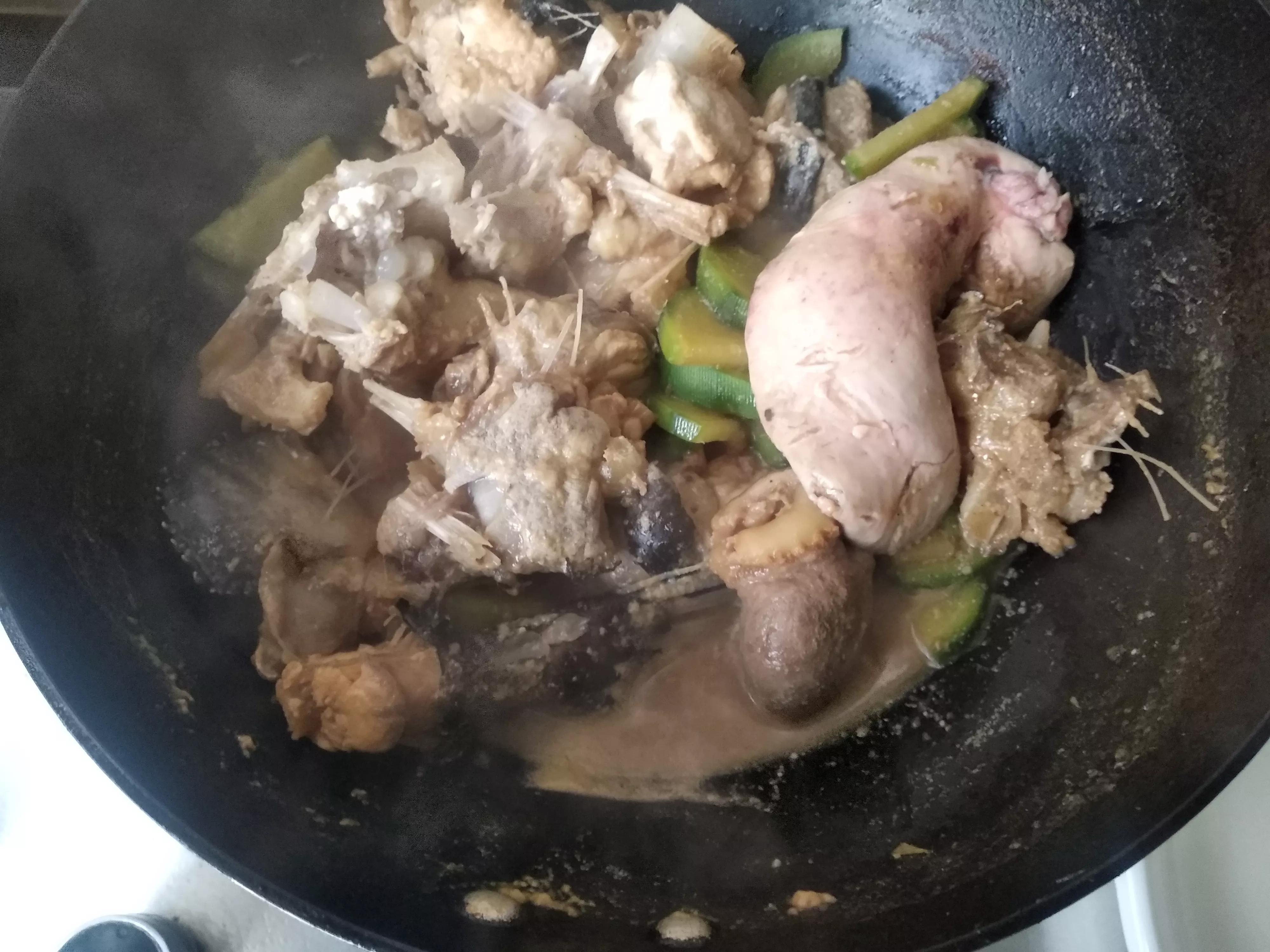 周末陪老丈人卖秋菜，丈母娘做了一大桌菜，网友：还有小姨子没