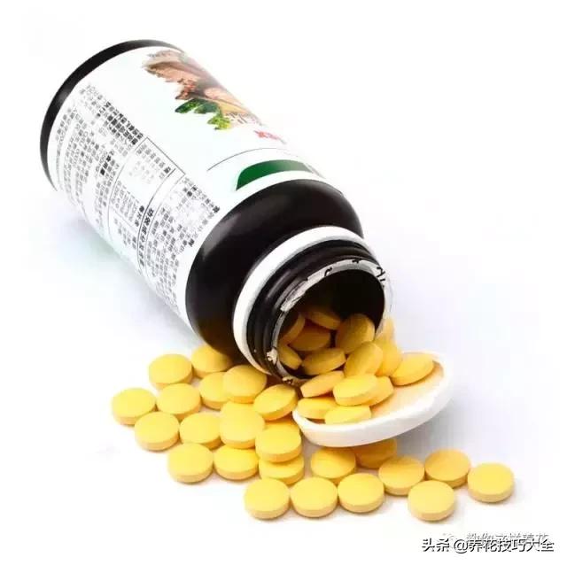 家里过期的小药片兑上水浇花,过期药扔花盆里花蔫了怎么办