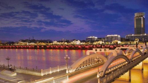 你们还记得学校门口的小吃摊儿么,小学生门口小吃摊物价究竟多离谱