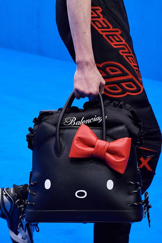 balenciaga2023早春包,hellokitty限定单肩包