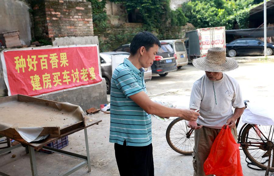 拼多多上的百香果，吃货就知道加蜂蜜，当地农民却靠它盖房娶老婆