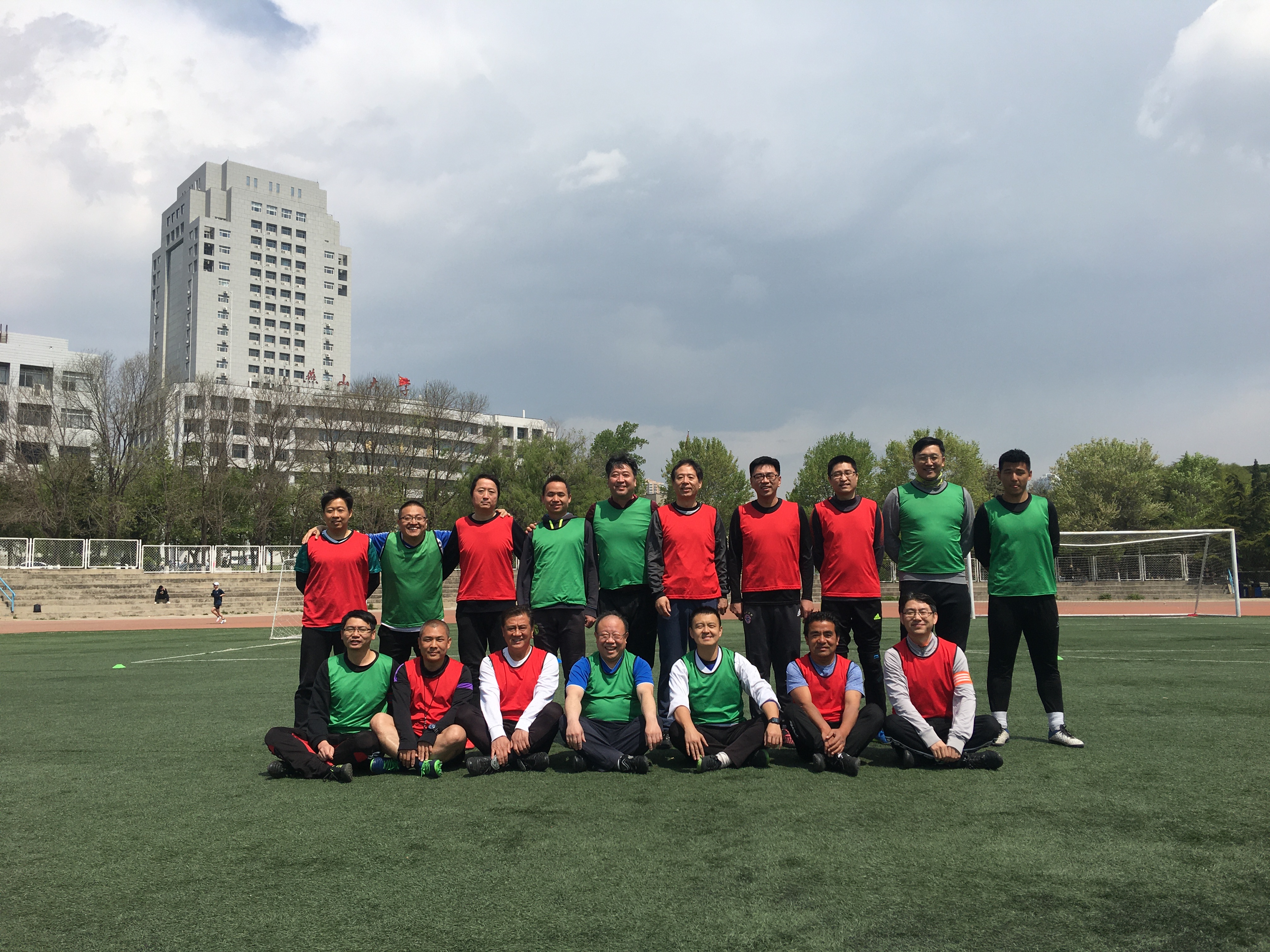 燕山大学足球联赛,以球会友足球比赛