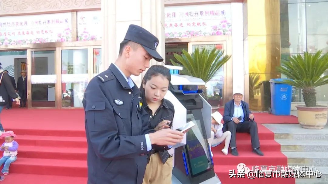 警用巡逻机器人亮相河州会展中心高科技助力牡丹文化月安保工作