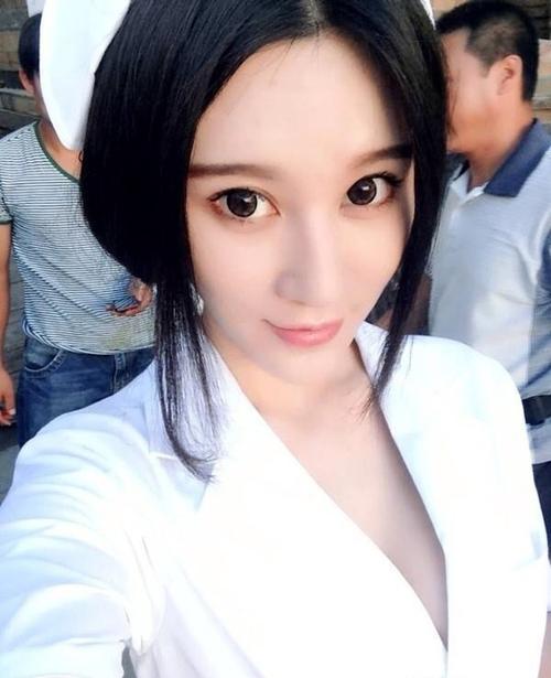 靠胸夹手机爆红,与发哥同台演戏,26岁足球宝贝樊玲已逆袭成CEO