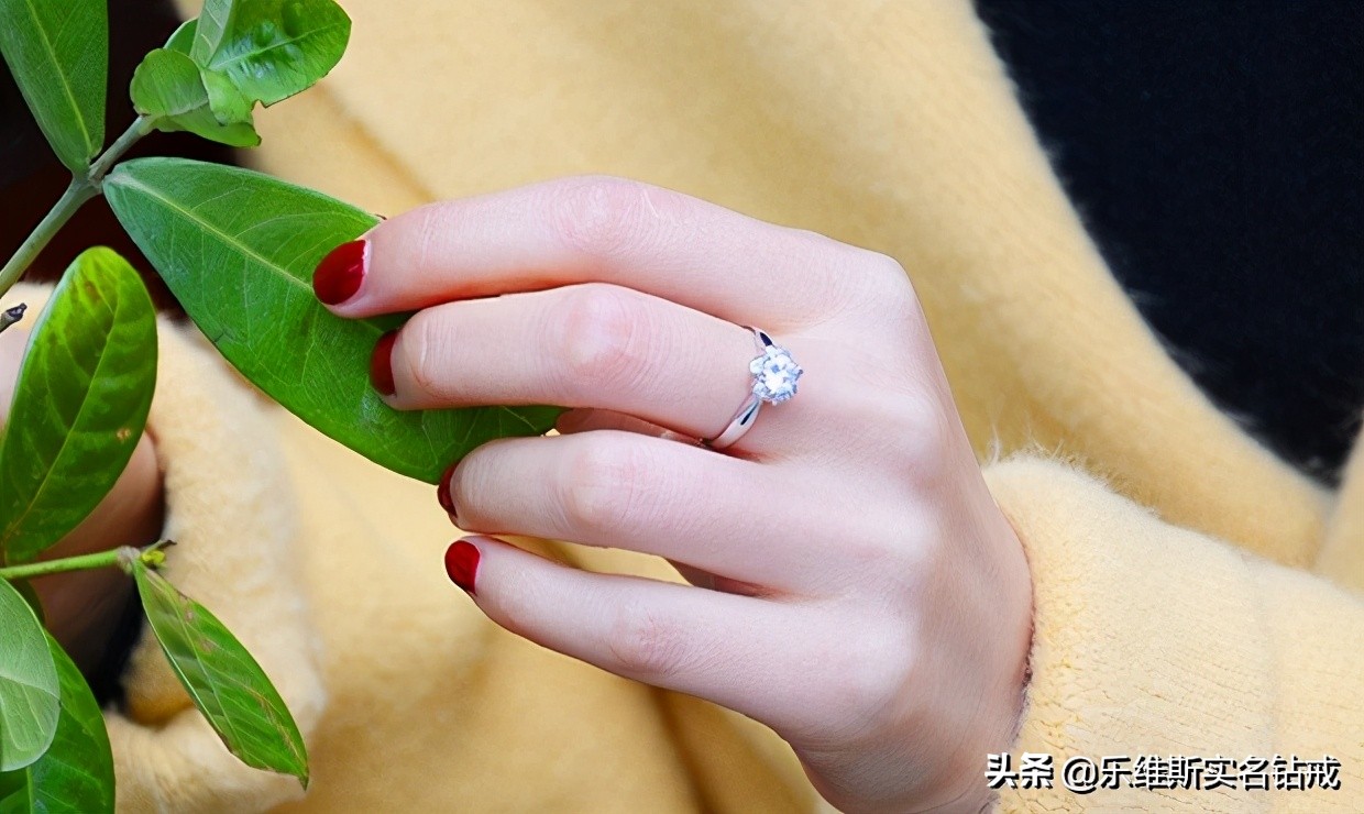 女性戒指左右手戴法含义,男生戴戒指左右手的含义怎么说