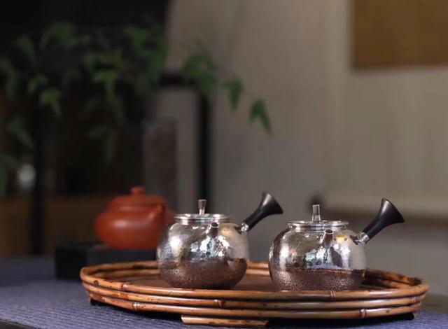 银壶银杯煮茶喝茶好吗,泡茶为什么用银壶煮水比较好