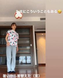 疫情居家隔离期间，日本国脚指导妻子成功完成颠球小目标