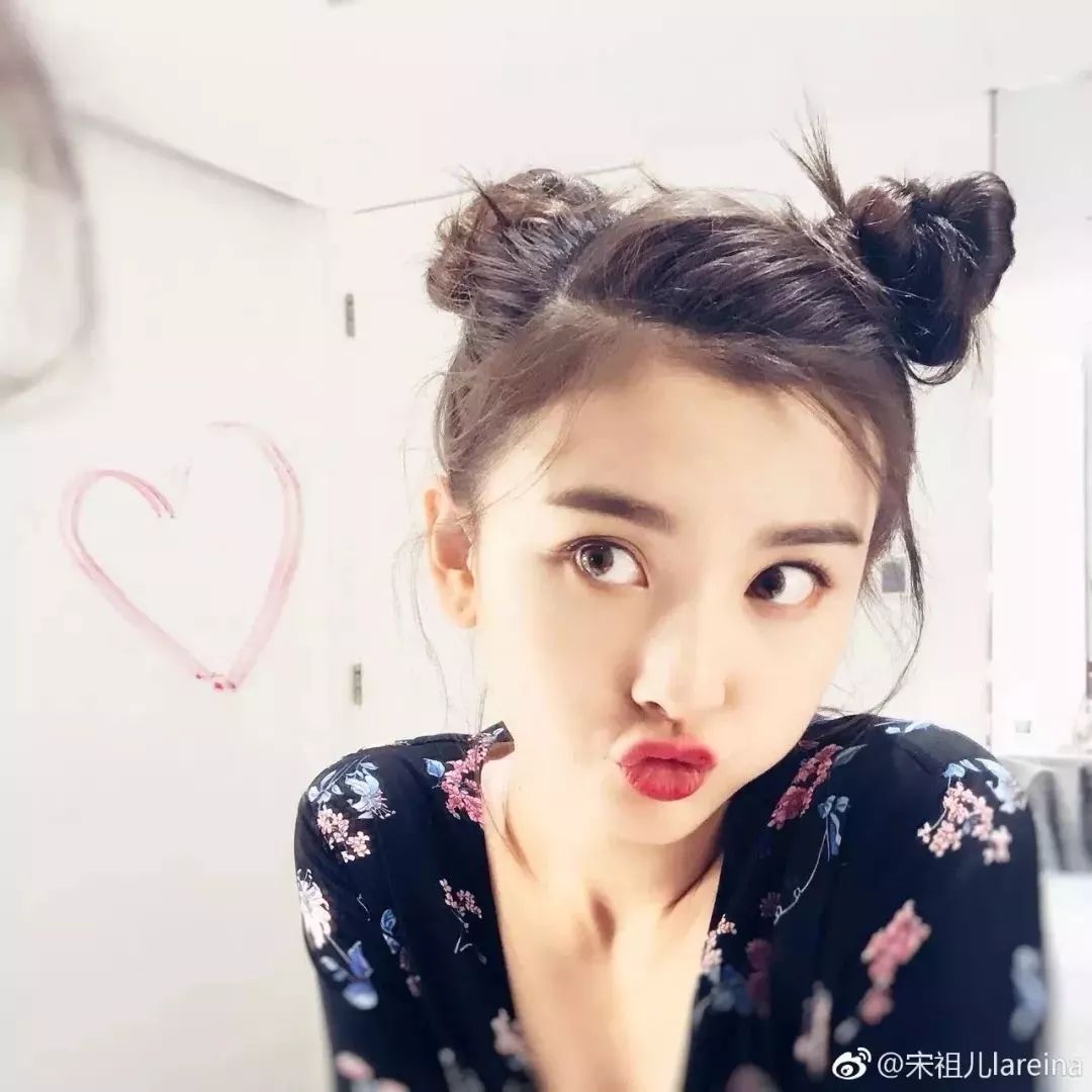 戚薇许嵩最新视频,戚薇现身许嵩演唱会全程抢热搜