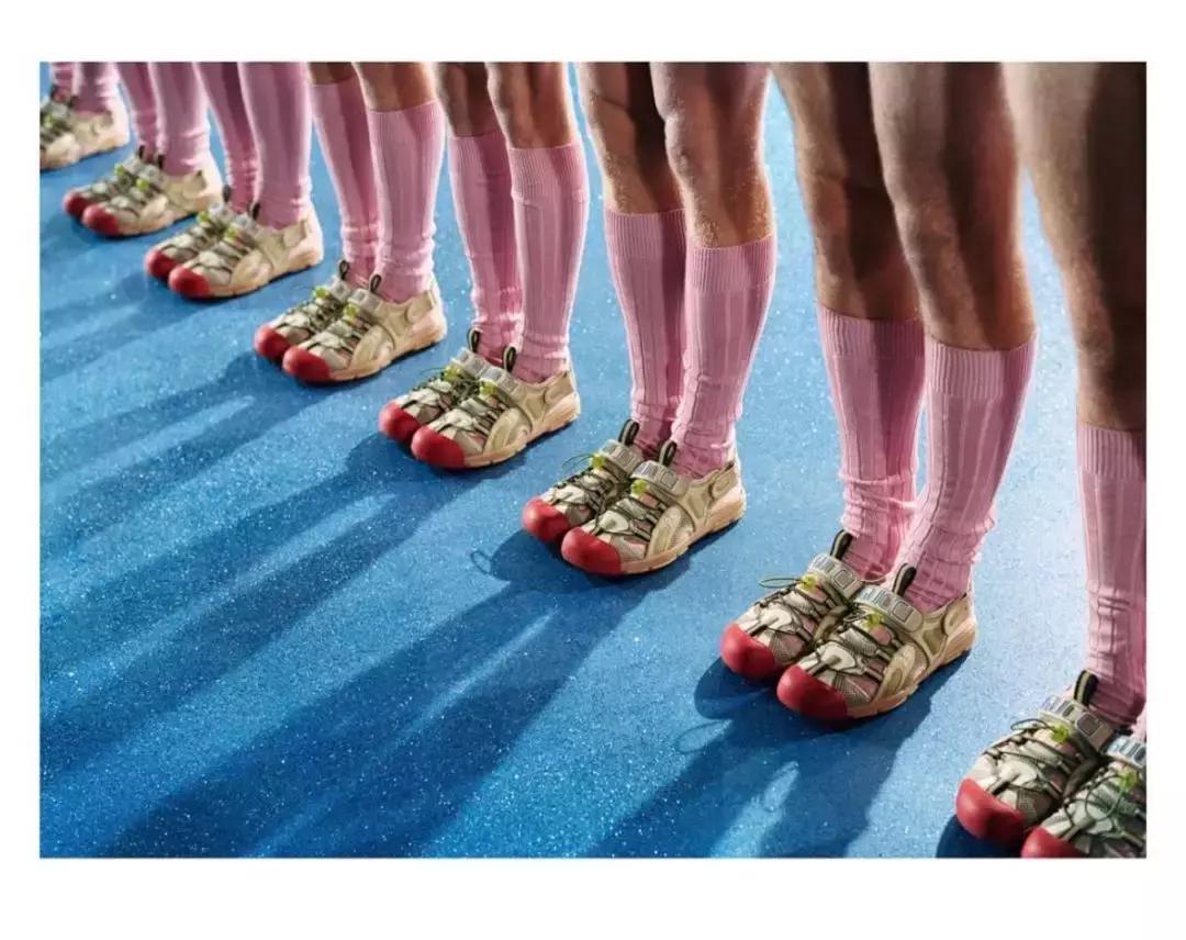 说好一起露脚踝，那些时髦精却偷偷穿上了中筒袜