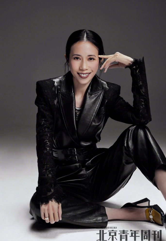 莫文蔚的穿搭真的太迷人了,莫文蔚黑色打底衫