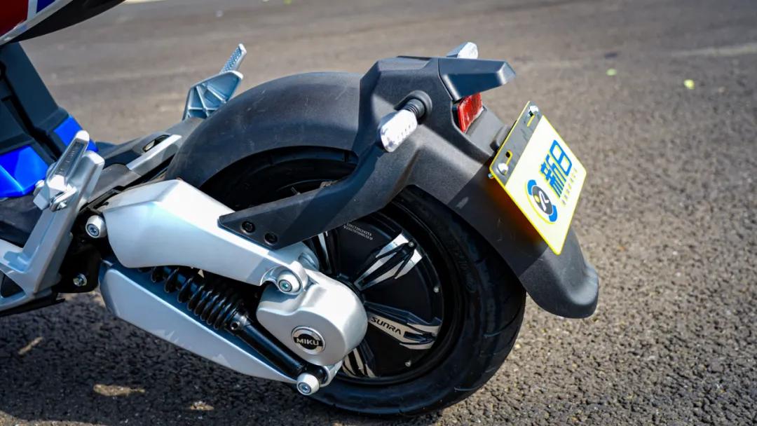 黑科技的电摩MIKUSuper：汽车级锂电双芯双动力指纹解锁