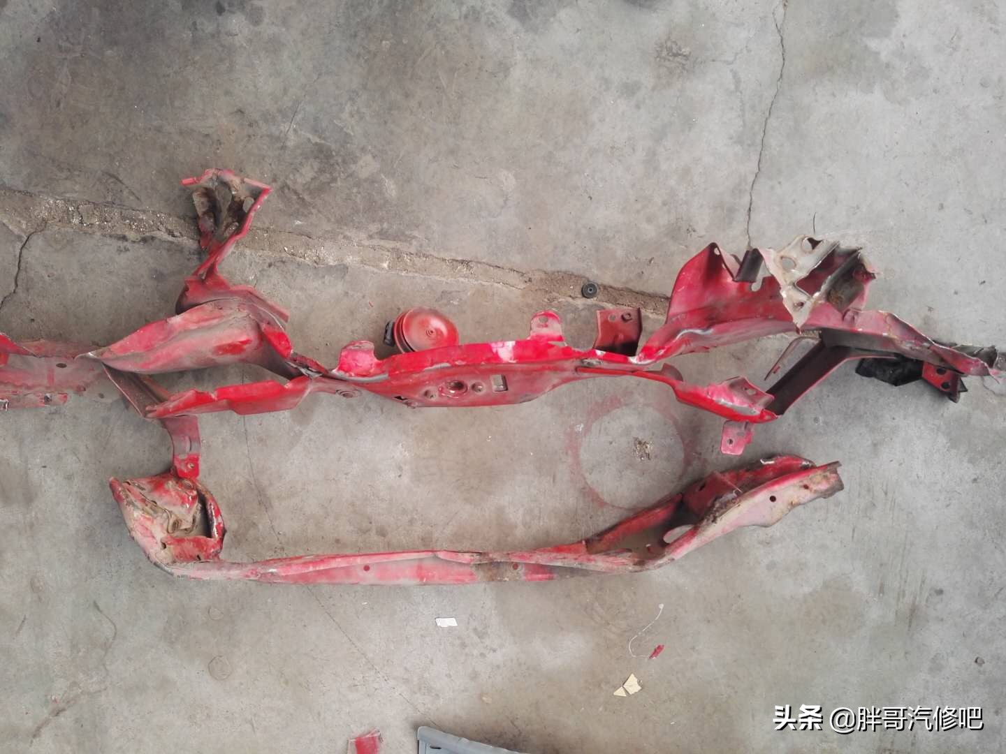 胖哥分享事故车维修，钣金整形梁头校订，看着你会心疼你的爱车