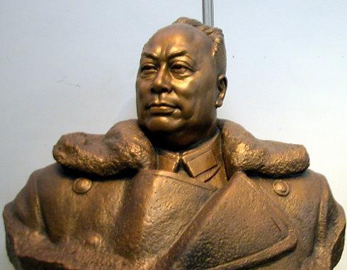 老蒋审视十大元帅名单，指着陈毅对宋美龄感叹：这人太厉害了