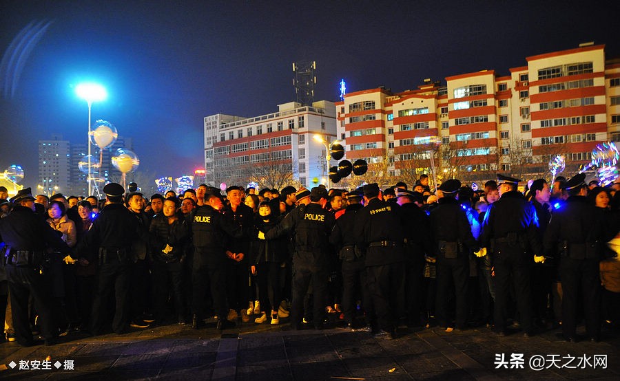 甘肃天水数万民众“上九朝观”祈福纳祥争烧头柱香！（组图）