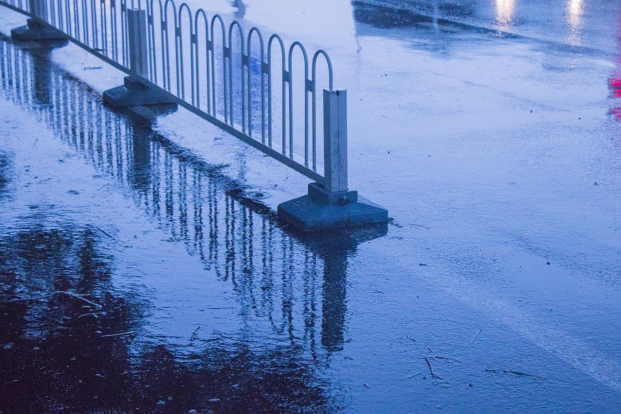 与家人分居，一天两份工作的滴滴代驾司机告诉你，成年人太难了