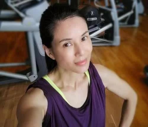 “姑姑”李若彤放飞自我，在家亲自教道友做深蹲，身材紧致看点足