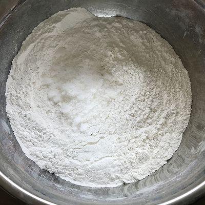 朋友送我一袋粘米粉，和萝卜一起做成糕点，早上煎几块，香！