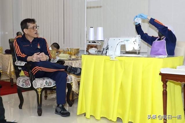 花心泰王也温柔？结婚周年陪王后穿情侣装，满脸宠溺给娇妻打下手