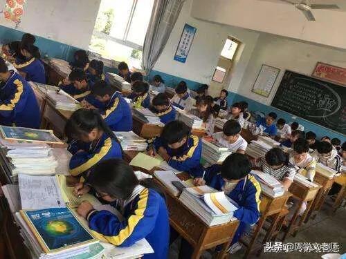 星月灿烂齐人心，岁月如歌育群贤——优秀班主任发言稿