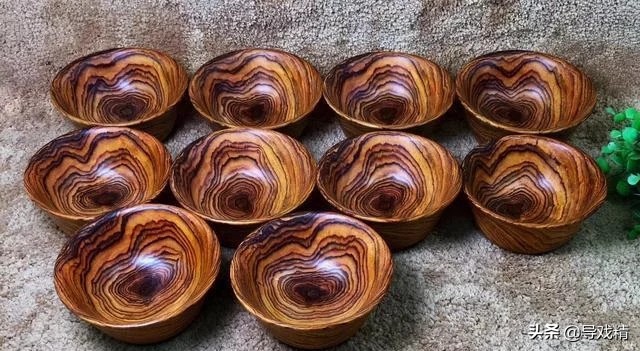 男子山上砍拐杖高价卖,男子花千元买根木头