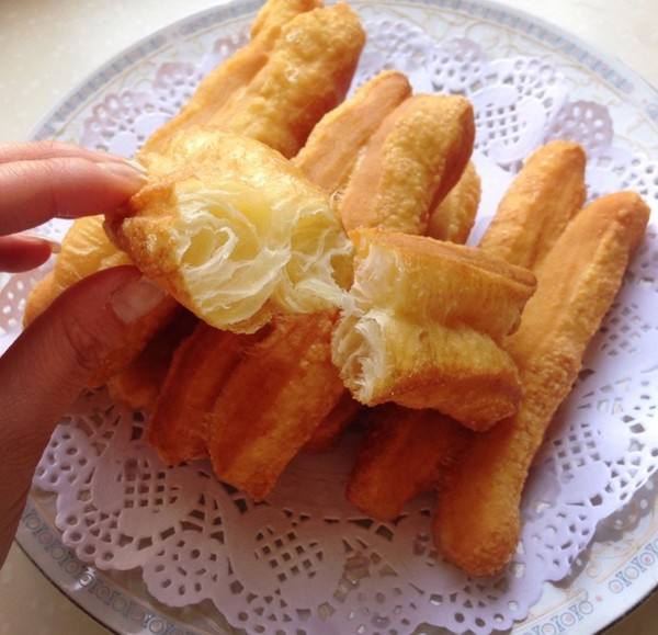 国宴小油条和面配方,牛奶油条的做法和配方酥脆蓬松