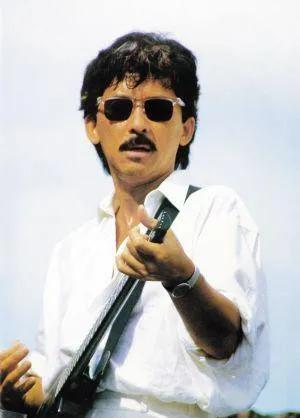 他用劲歌制霸45年，一开口无人能敌