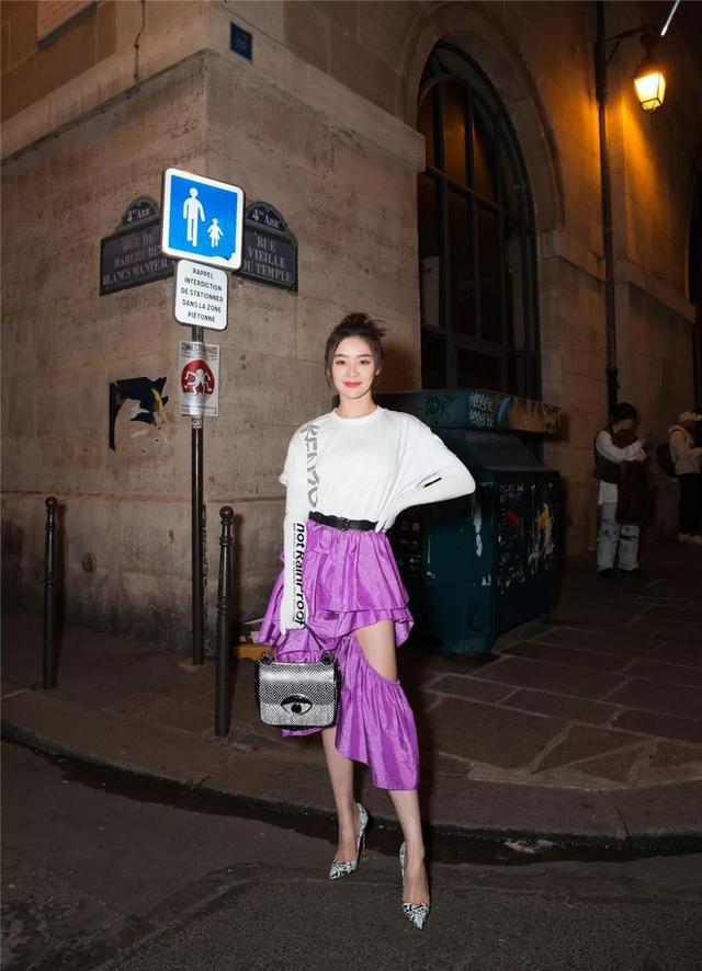 袁姗姗露肩黑蕾丝穿搭,袁姗姗短裤上衣