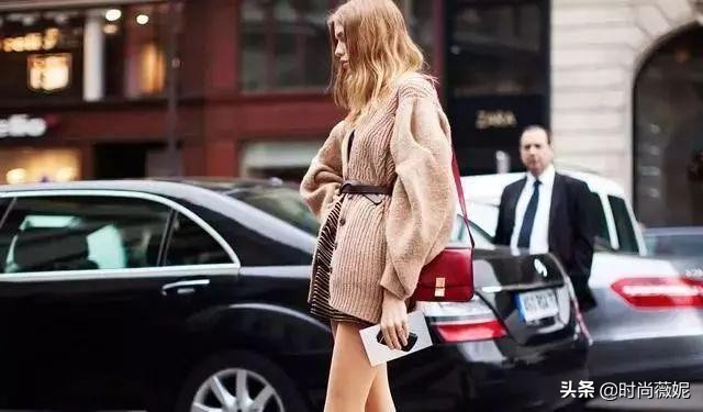 宽松外套搭配腰带,搭配一条腰带就变得时髦有型