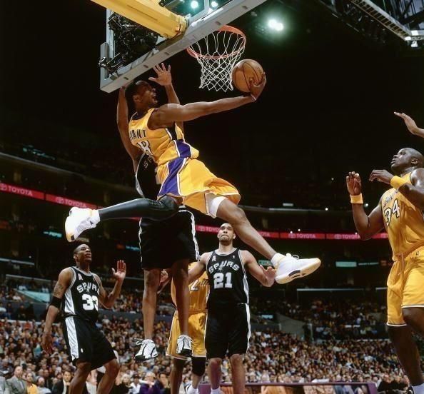 NBA五大“非人类”瞬间：纳什平躺后仰，詹姆斯背人上篮