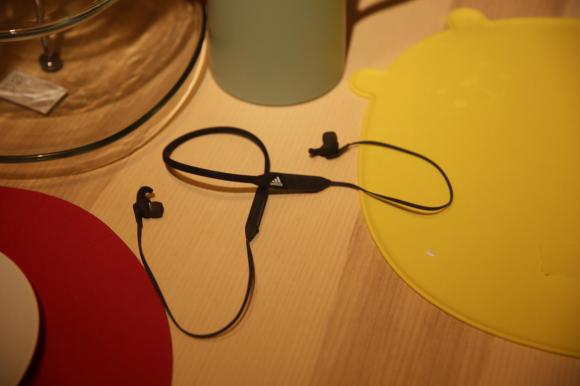 “随身携带的音乐”阿迪达斯蓝牙耳塞测评