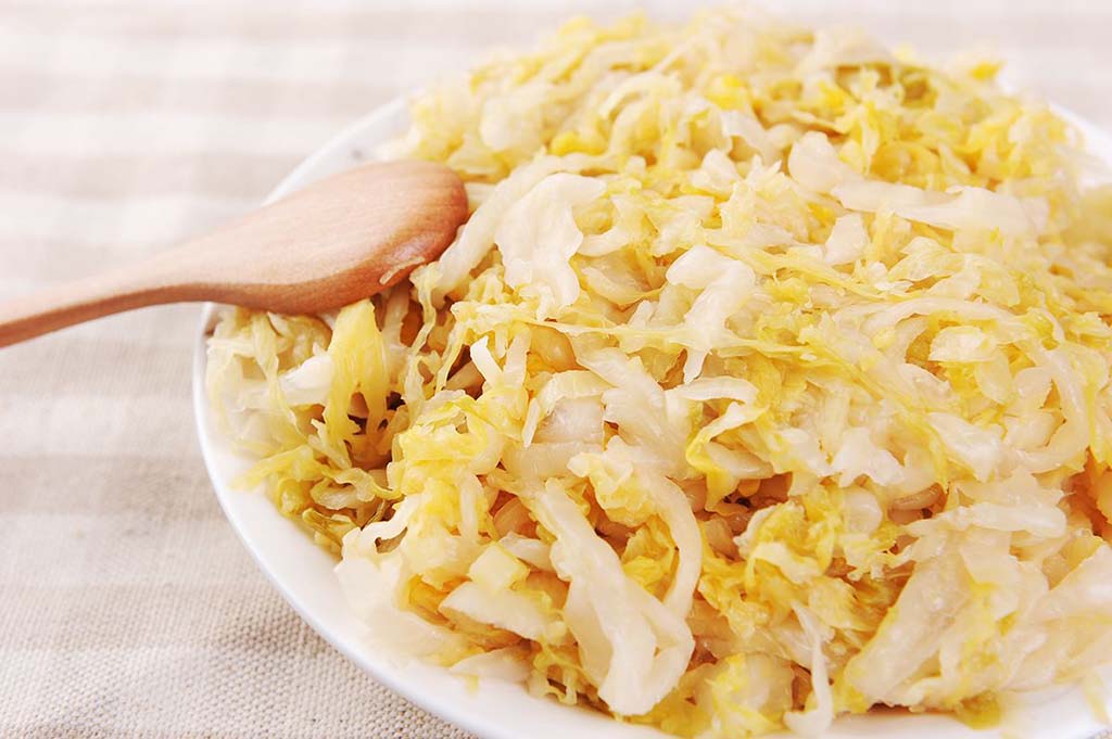 韩国辣白菜和东北酸菜哪个好吃,老头教酸菜的腌制方法视频