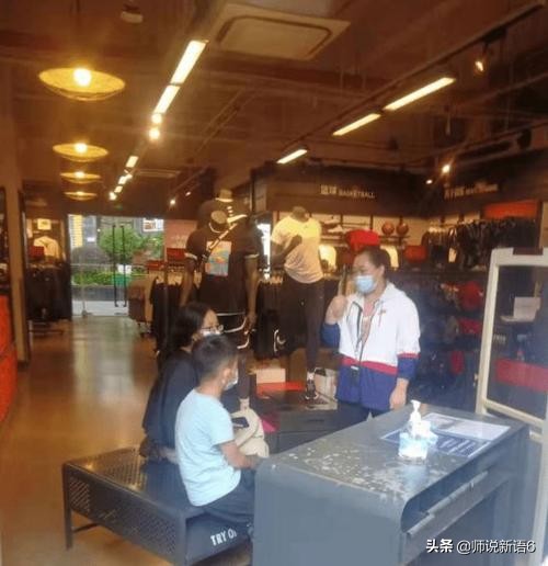 工地带孩子去买耐克被歧视,农民工带孩子去耐克买衣服被拒