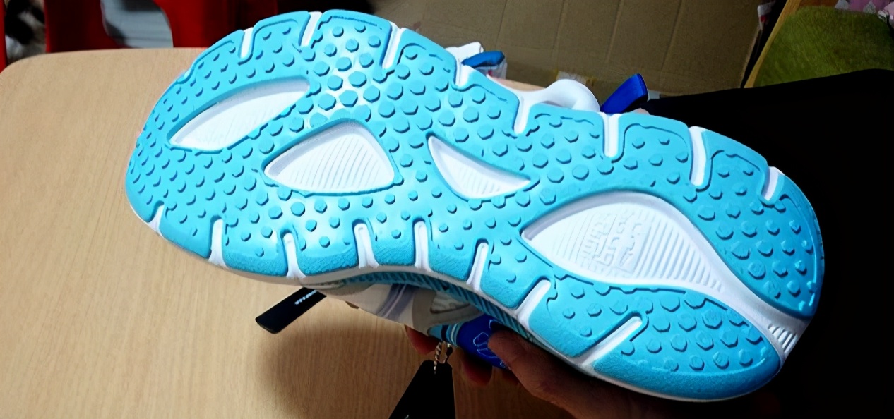 国产马拉松跑鞋排名前十名跑鞋,国产跑鞋和国外跑鞋