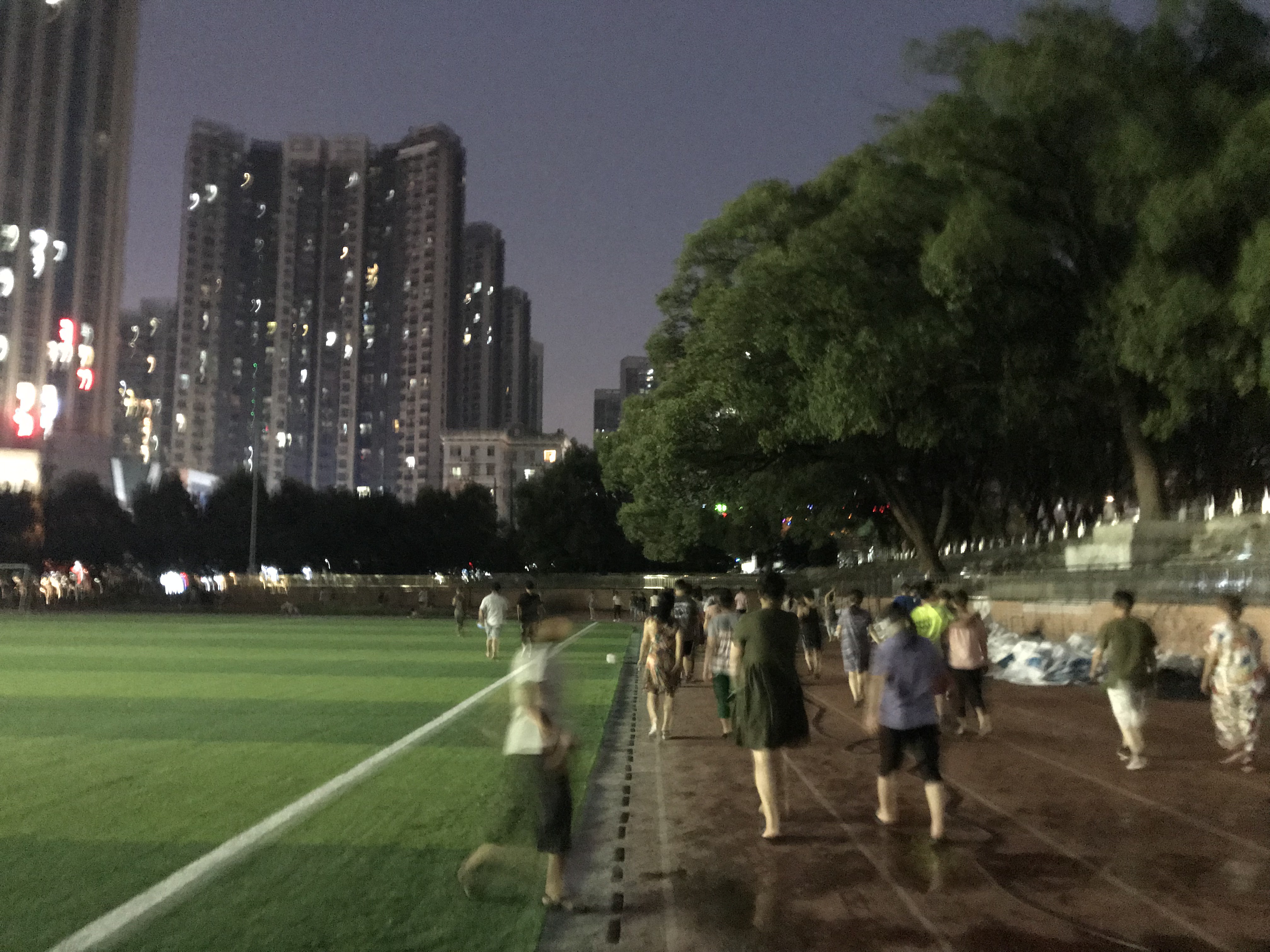 赤岭路的朋友：长理工操场焕然一新，想不想来夜跑呢？