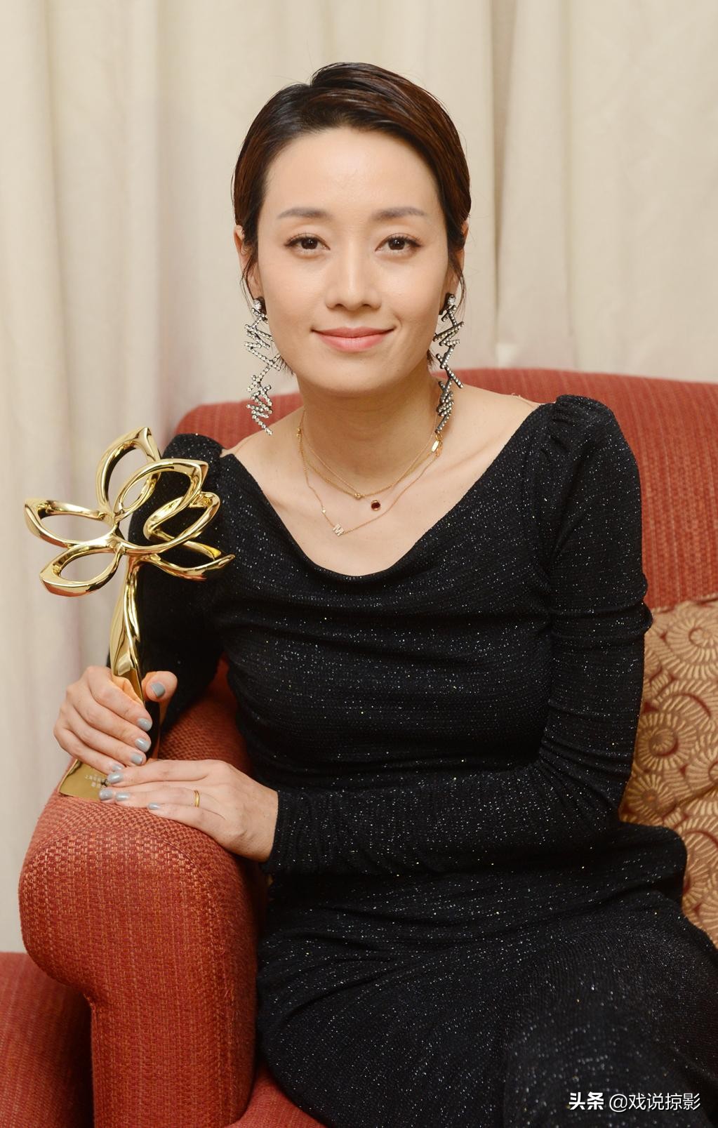 马伊琍保剑锋领奖,马伊琍与保剑锋同框