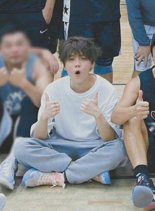 鹿晗剪头发后变短发,鹿晗剪发的样子