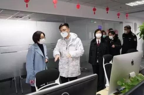 为了竞品App下架，去竞品App平台发布涉黄信息，进行截图举报