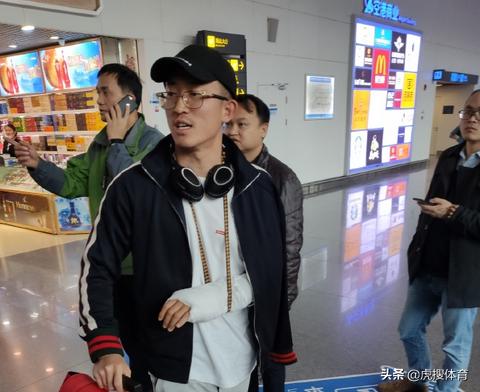 从国足主帅李霄鹏的角度来分析,国足选人是看实力还是财力