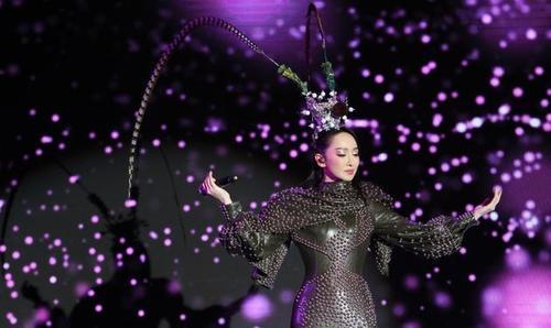 萨顶顶假唱转话筒事件结果,萨顶顶有实力为什么要假唱