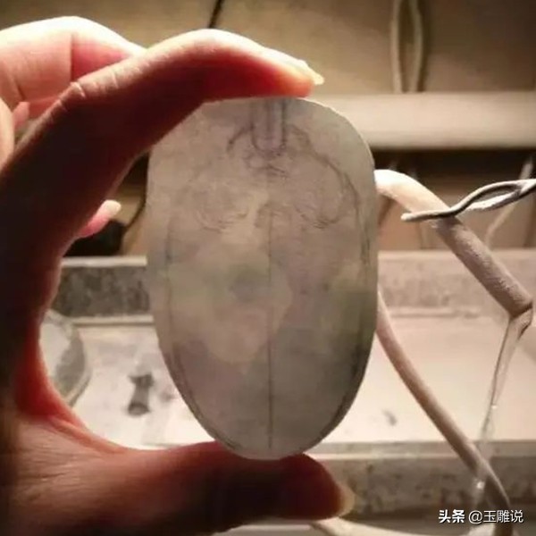 五百块的翡翠料子手工雕刻值得吗,雕刻翡翠牌子加工费多少一个