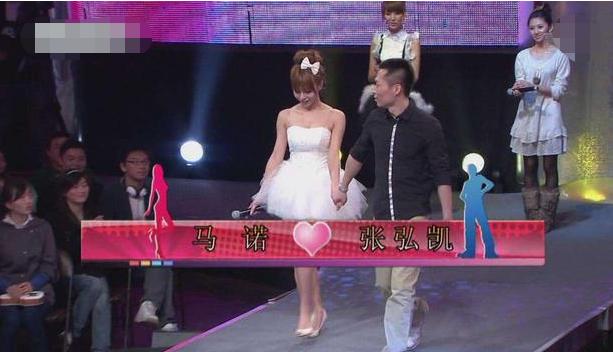 当年坐在宝马车上哭的女孩嫁了吗,宁愿坐宝马里哭的网红马诺