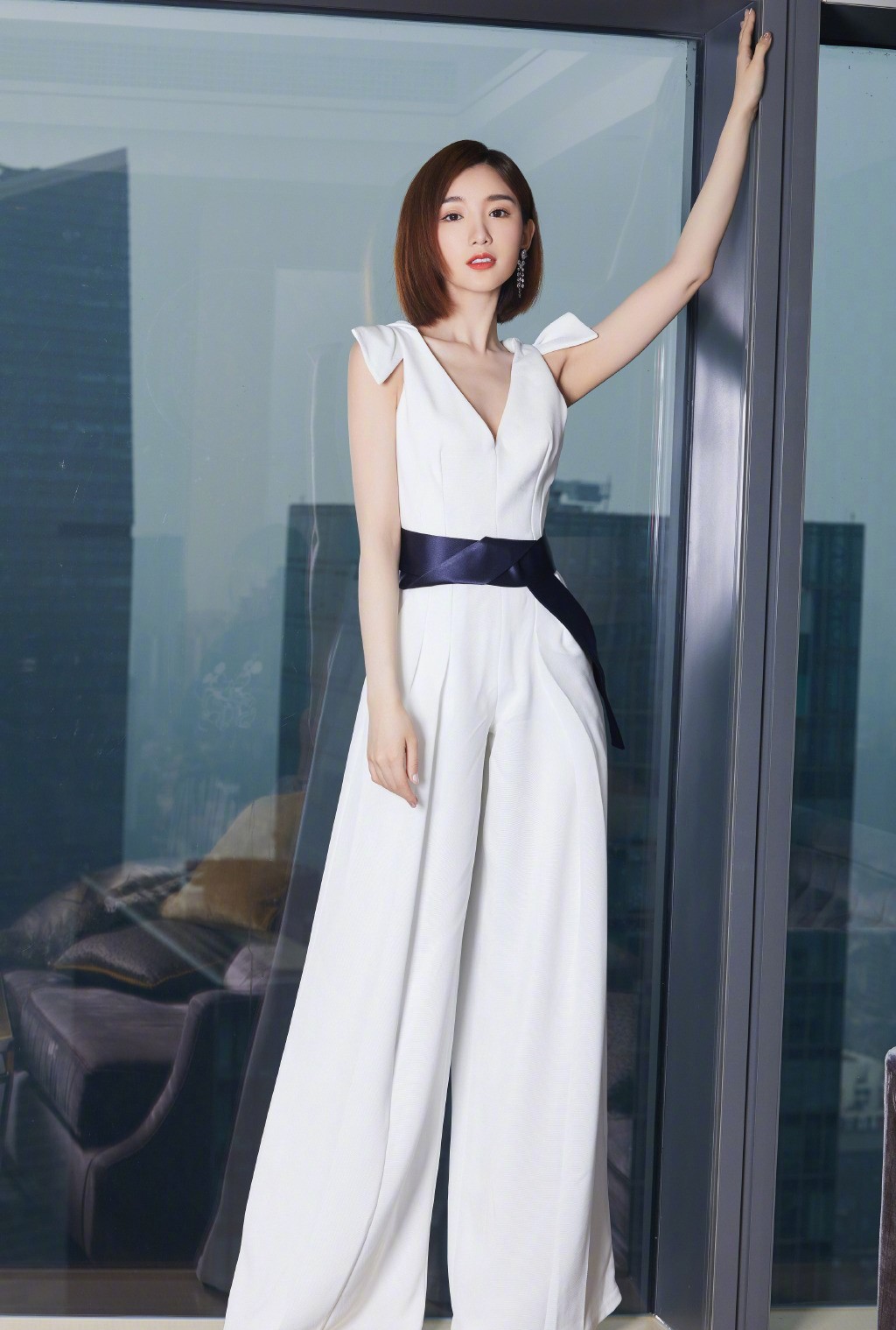 毛晓彤变装视频,毛晓彤黑色西装裙造型